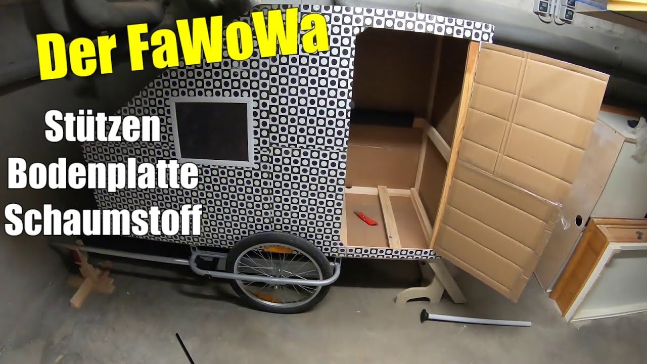 Der Fahrrad Wohnwagen aus Pappe bekommt Stützen eine Bodenplatte und Schaumstoff