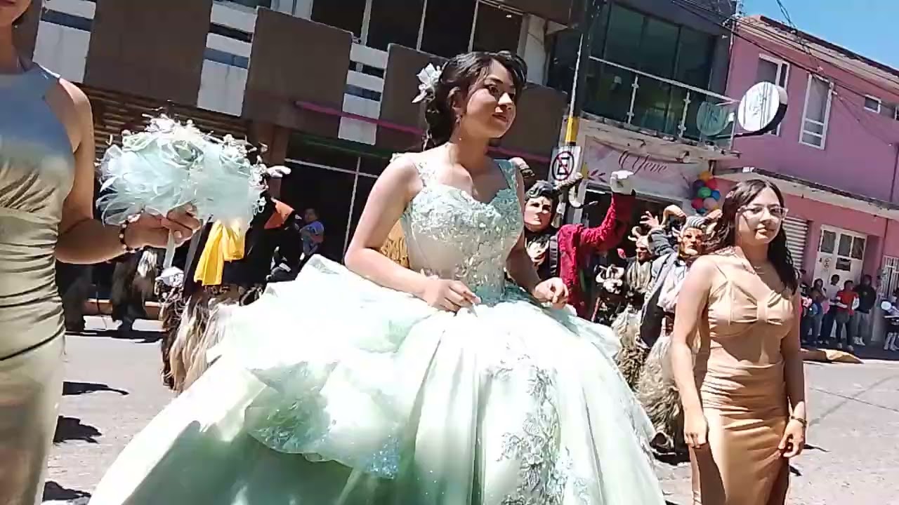 Acompañando a una bonita quinceañera puro sol mixteco