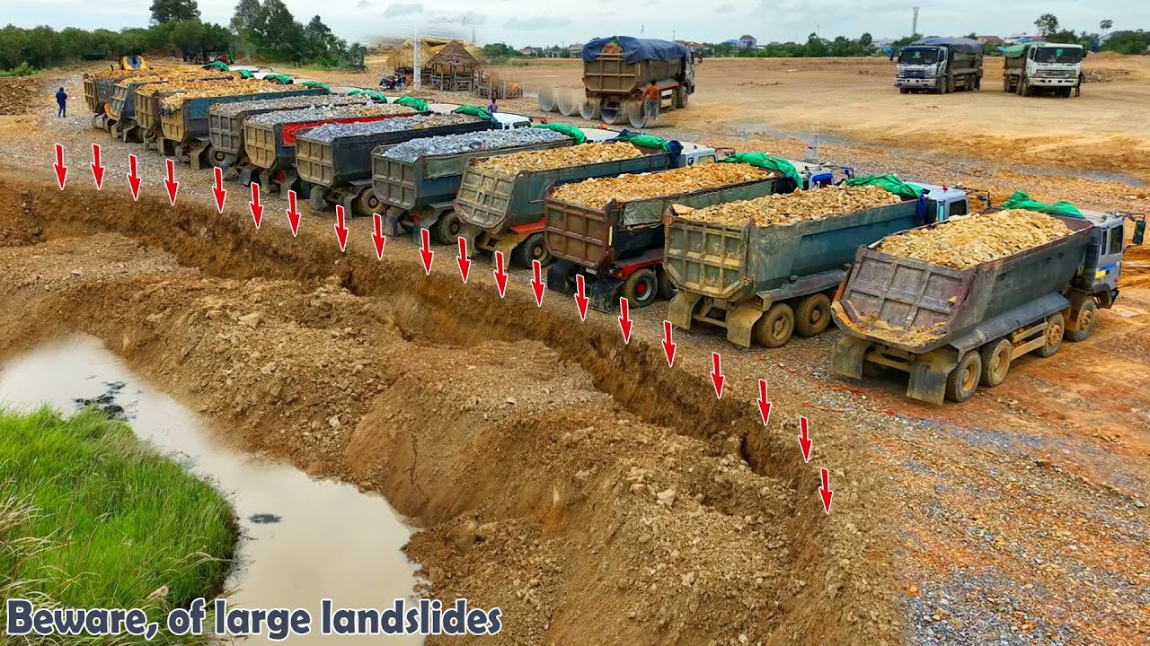 Incredible, Landslide in deep water, repaired by 25.5T earthmoving truck  with SHANTUI Dozer​