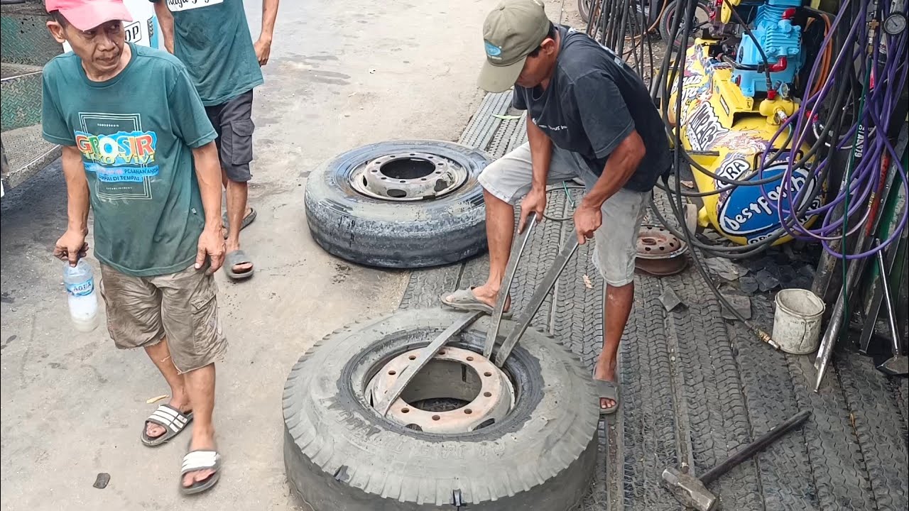 Proses Ganti Ban Truk Besar