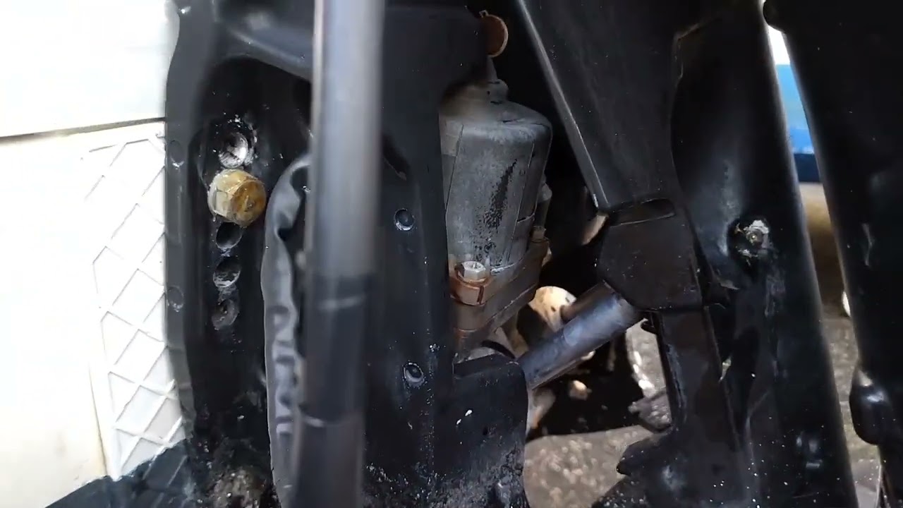 Suzuki DF 140, letnik 2003 strange trim noise