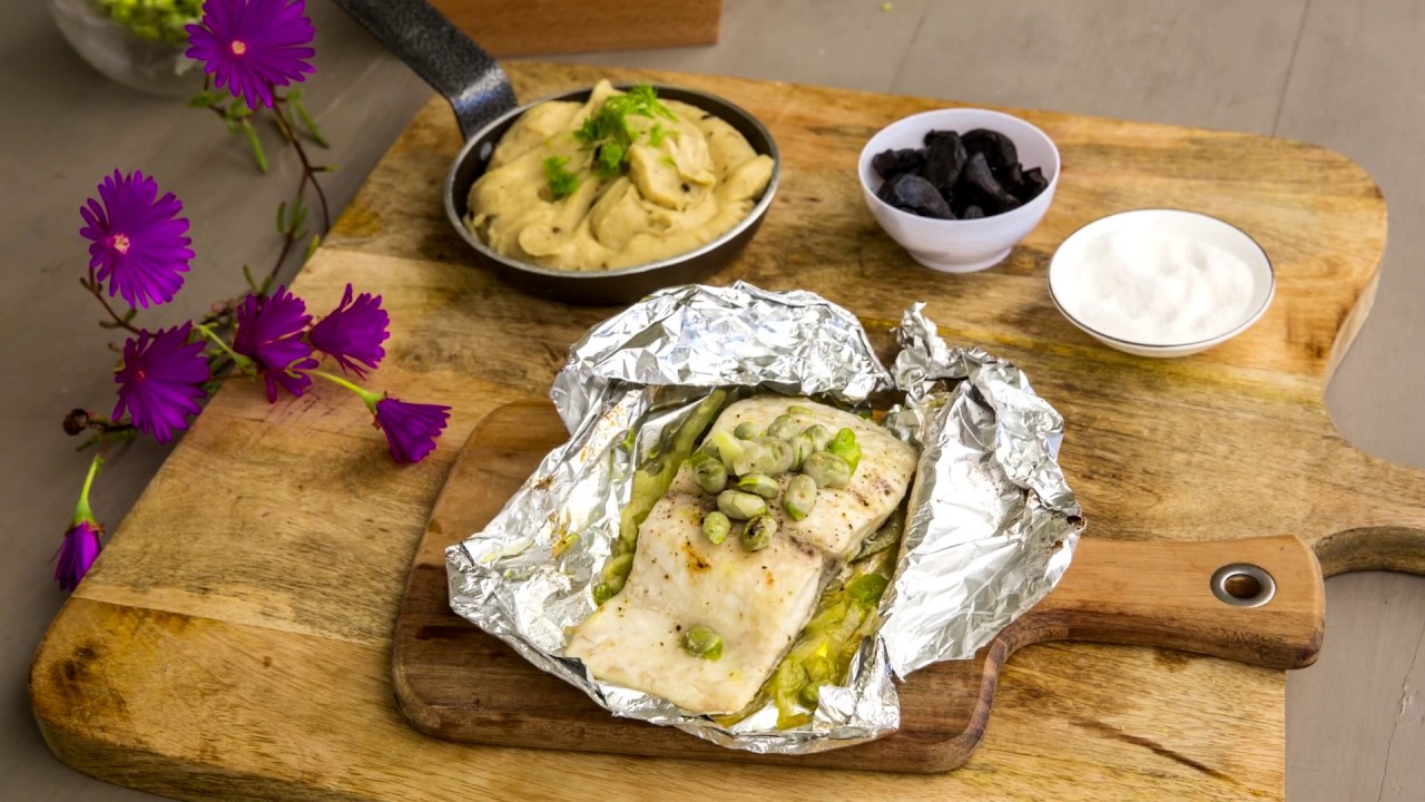 Corvina al Papillote con puré de ajo negro