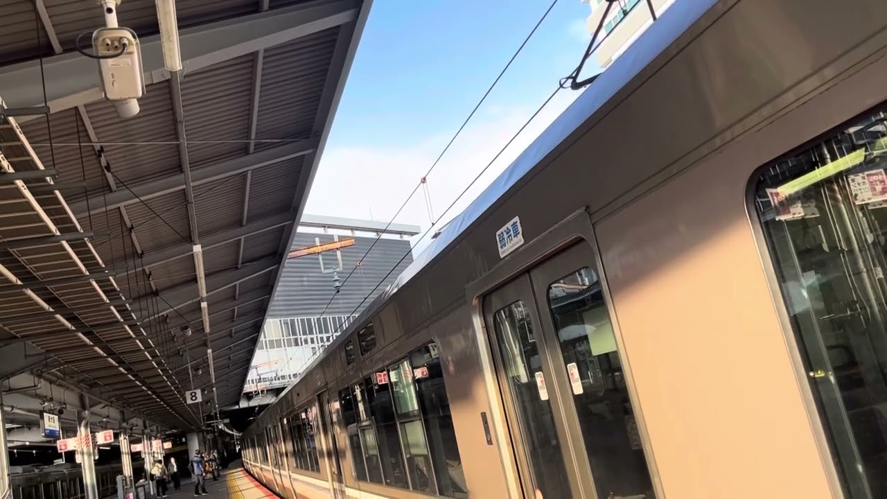 発車直後に急病人発生。２２３系2000番台新快速新大阪駅到着→出発→緊急停車→運転再開。