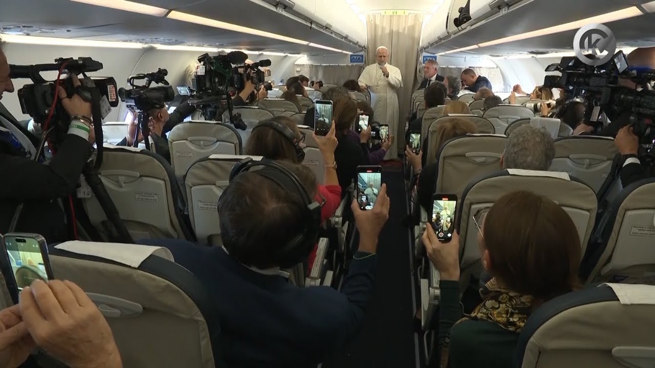 Papa Leone XIV saluta a sorpresa i giornalisti presenti sul volo papale