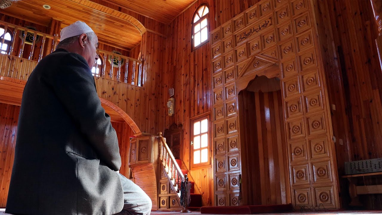 Çivi kullanılmadan yapılan ahşap cami zamana meydan okuyor