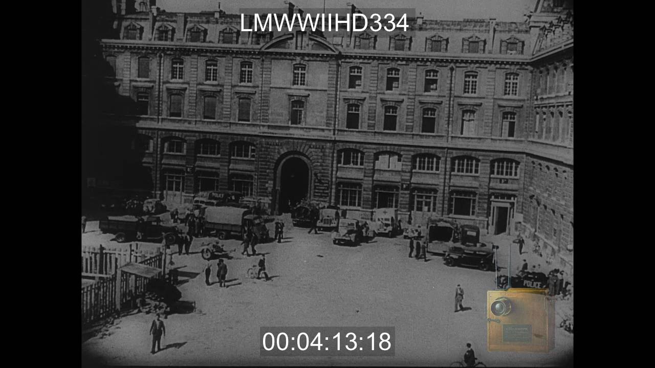 BATTLE FOR PARIS, MEMBERS OF THE FRENCH RESISTANCE MOVEMENT ERECT COBBLESTONE ENTRENCH - LMWWIIHD334