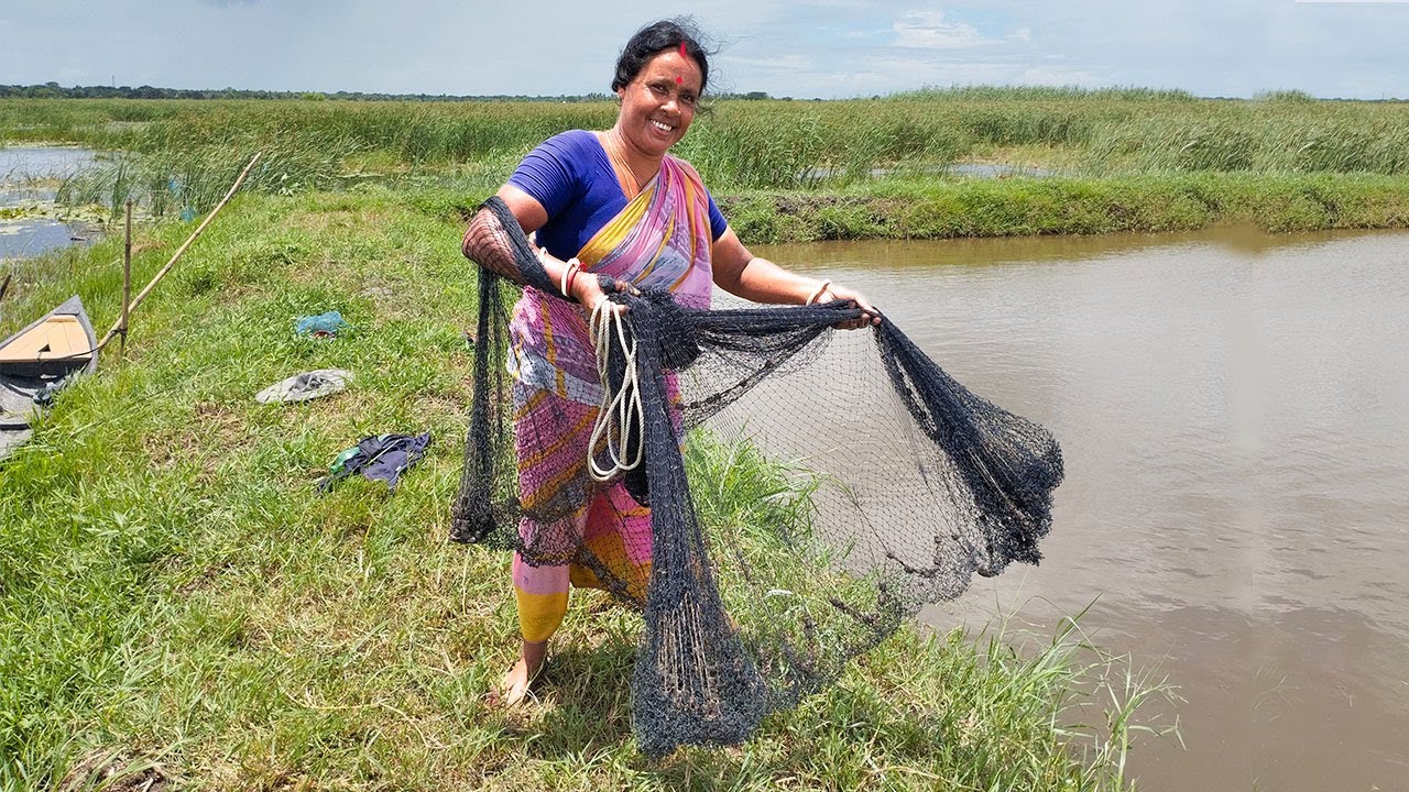 Fishing With My Mom ! Amazing Net Fishing .