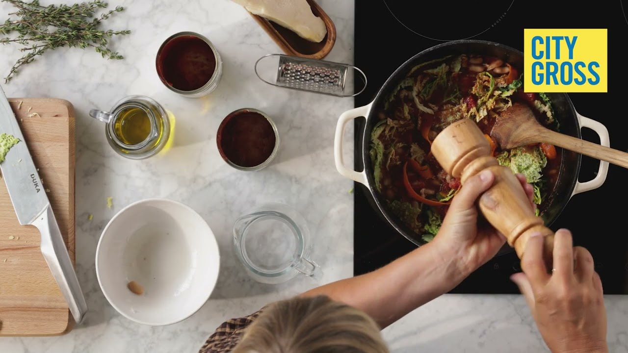 Sara rör om i grytan och bjuder på en italiensk ribollita