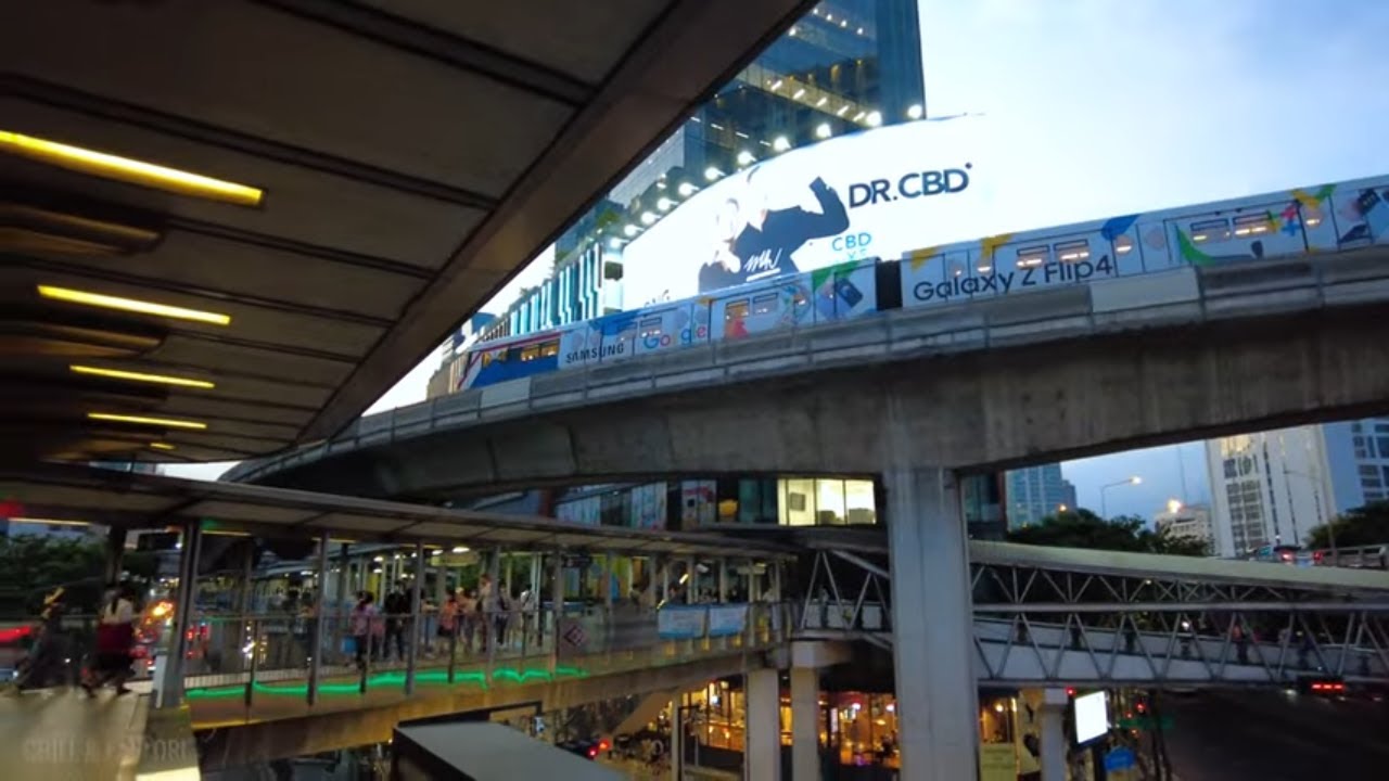 Amazing Cityscape at 5pm in Bangkok -  Sala Daeng Area Walkthrough 🇹🇭