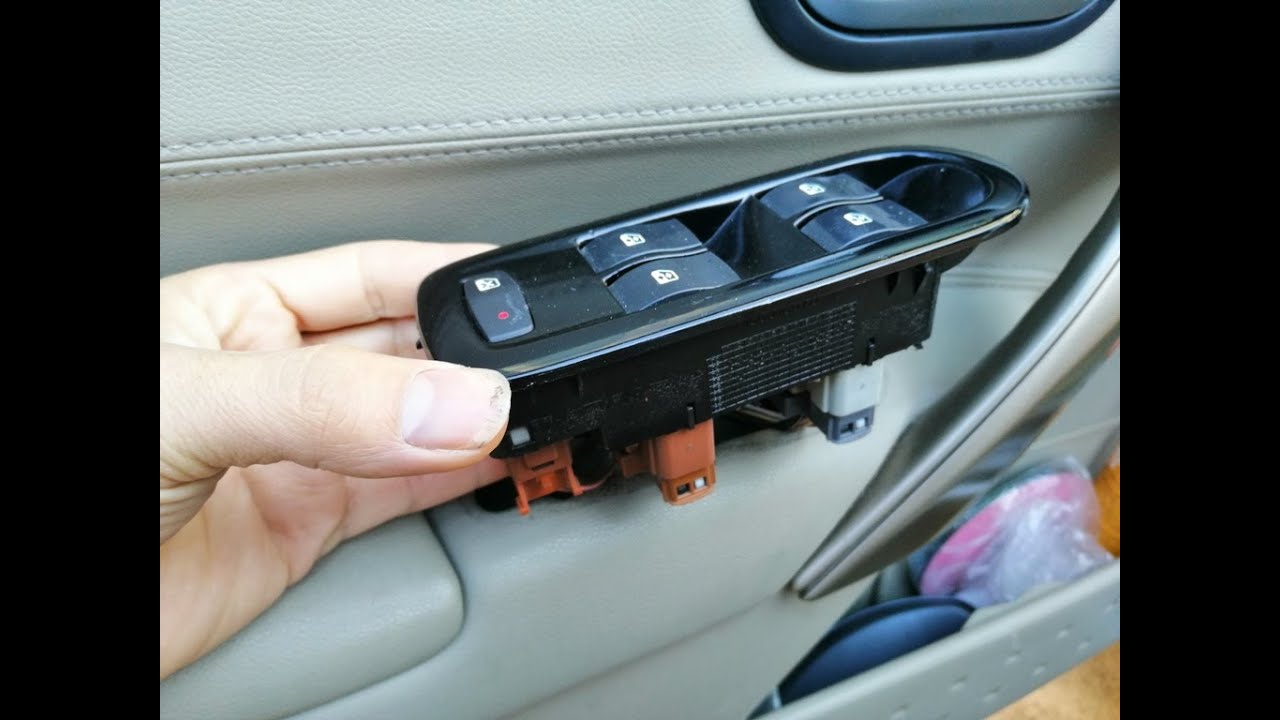 Megane 2 Faz 2 Cam Düğmeleri Ampül Değişimi (Megane II Phase II Window Buttons Bulb Change)