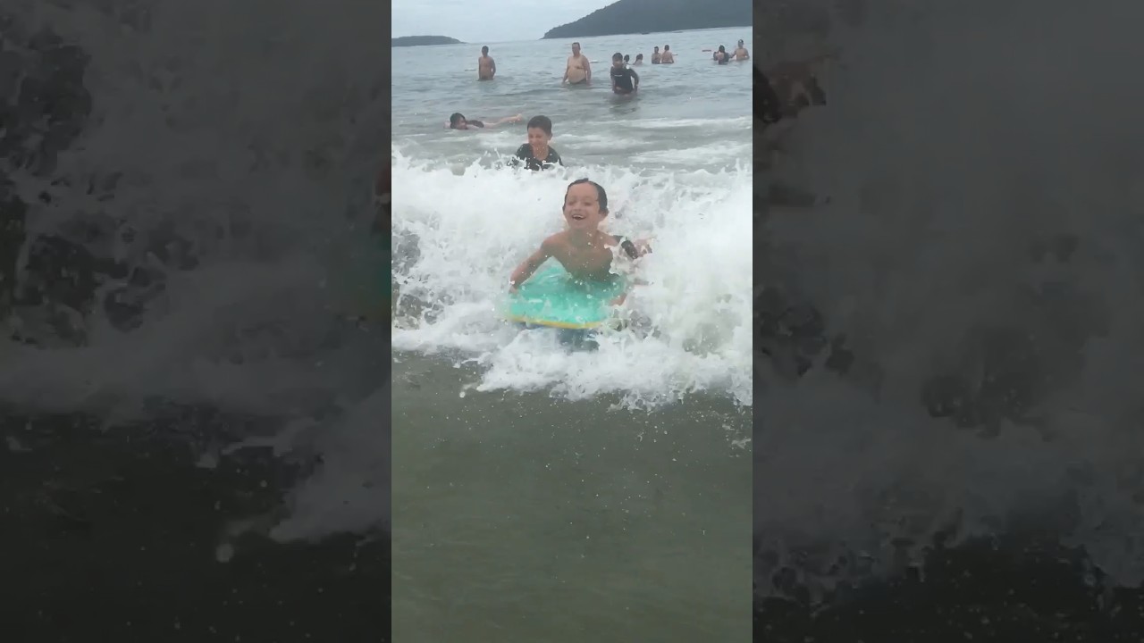 PEGANDO ONDA #onda #praia #goodvibes #surf #kids #prancha #viral #boy