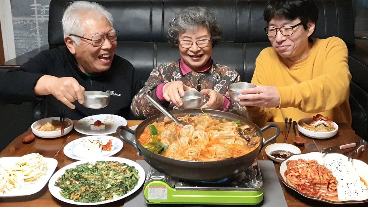 Сельские семейные пельмени, тушеное мясо с лапшой, мукбанг (тофу кимчи, блины с чесноком, рецепт)