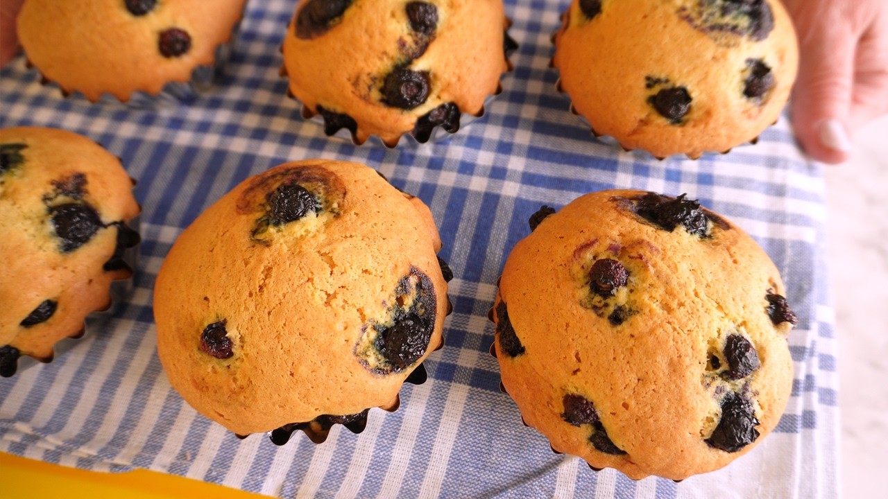 How To Make BLUEBERRY MUFFINS At Home?