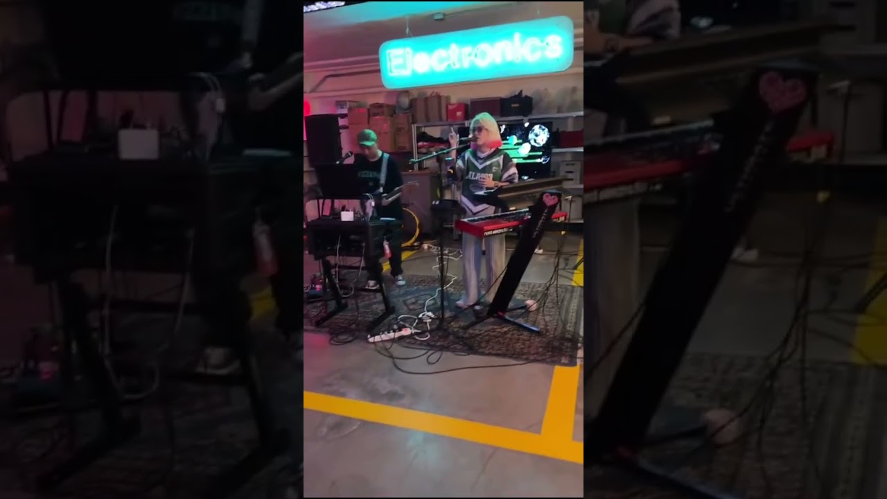 @lovexstereo performing 