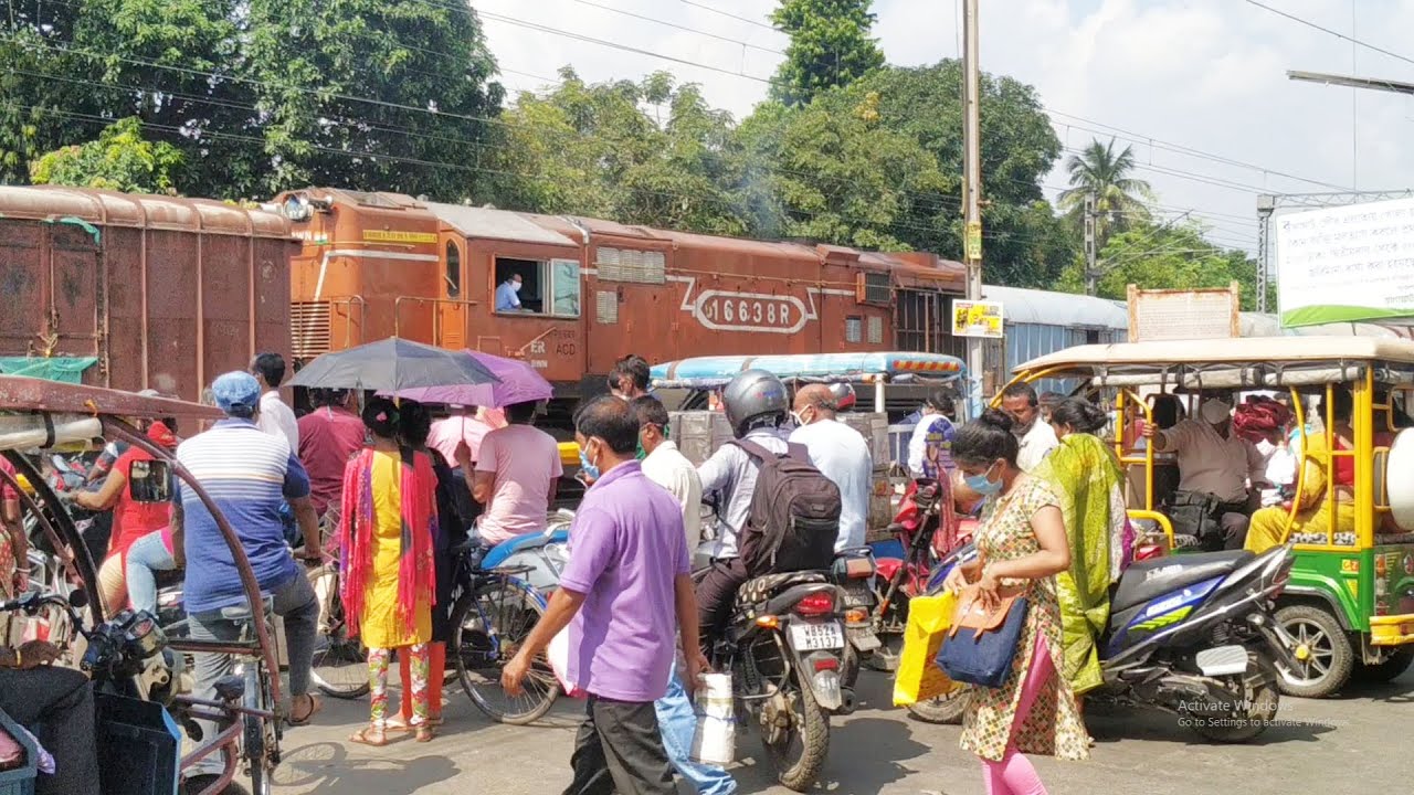 Busy Rail Gate video at Ranaghat Rathtala || Level Crossing