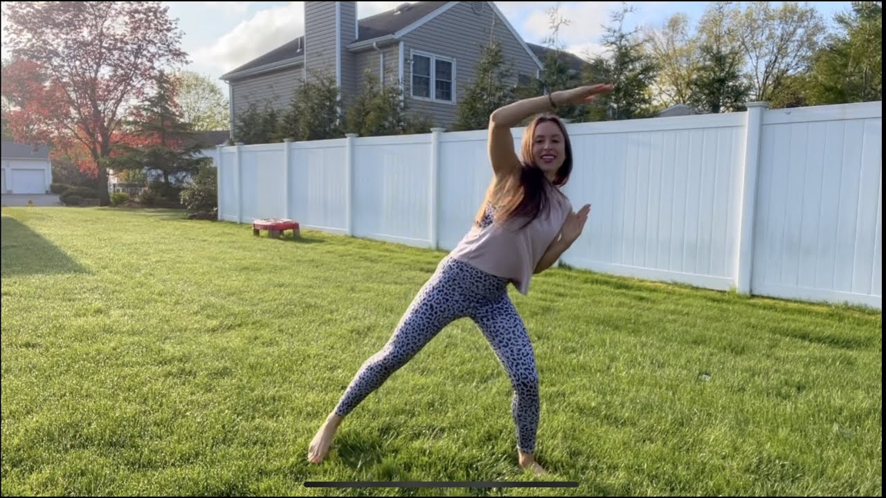 10 Minute Cardio + Legs + MOOD BOOST (Beginner Friendly!) Workout With Jolie!