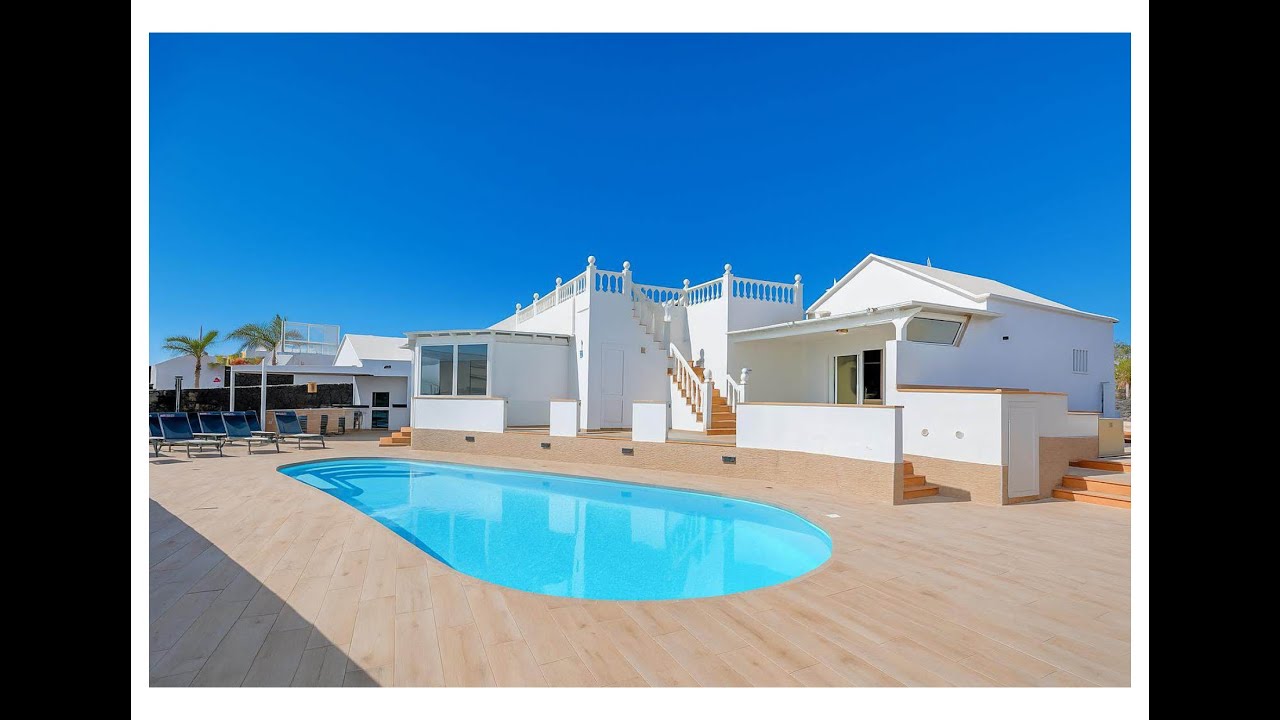 Villa lujo con piscina frente paseo marítimo. Luxury villa with pool facing the seafront.