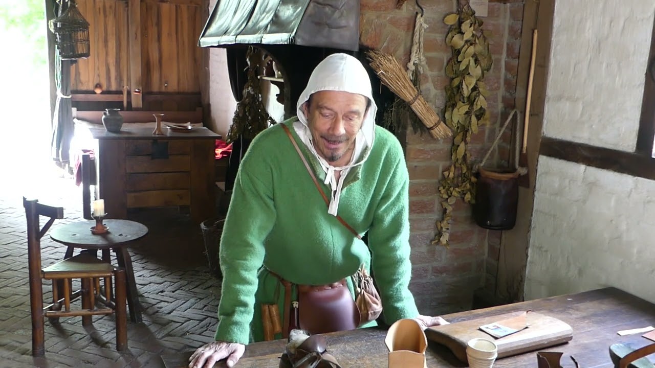 Middeleeuwse Schoenmaker legt uit - Archeon 14-5-23