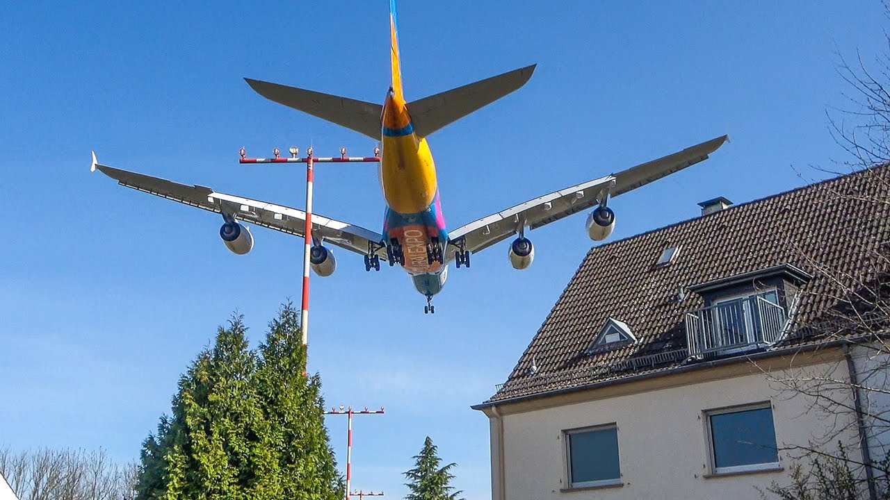 AIRBUS A380 FLYING LOW ABOVE A HOUSE during Approach - A380 in your Garden (4K)