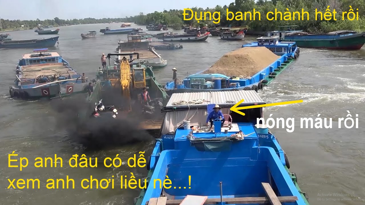 Ghe bị 4 chiếc sà lan ép thanh niên nóng máu chạy liều qua cống