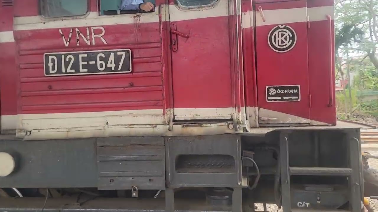 D12E 647 @BusAndTrainArchives @railwayshaiduong (DEV 736) kéo tàu H2106/H9149 rời ga HP (5/2/2026)