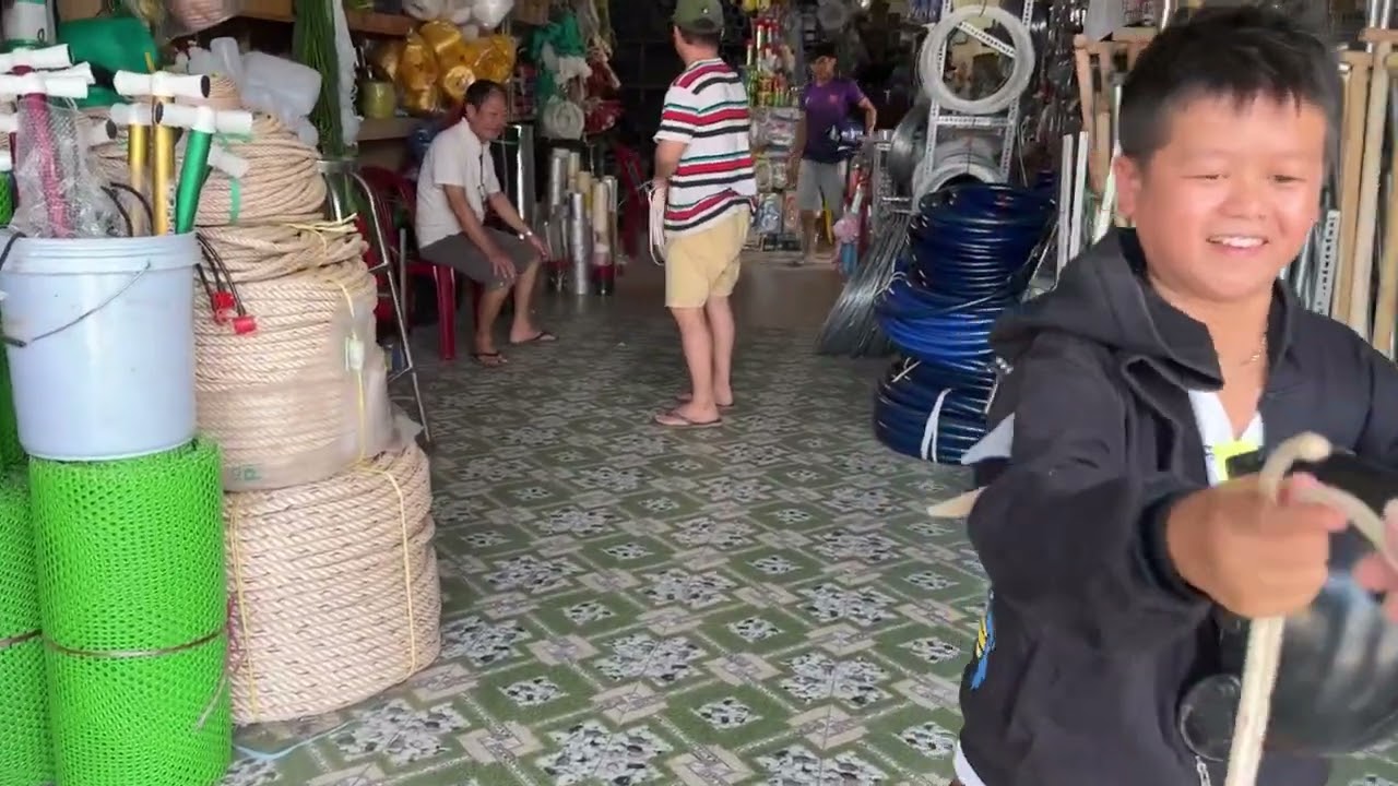 Huy T&iacute; Hon v&agrave; anh Đầu Bếp T&iacute; Hon đi mua vật liệu về l&agrave;m ch&ograve;i l&aacute; 