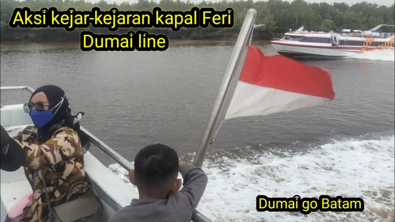 kapal Dumai line melintassi air hitam menuju Batam