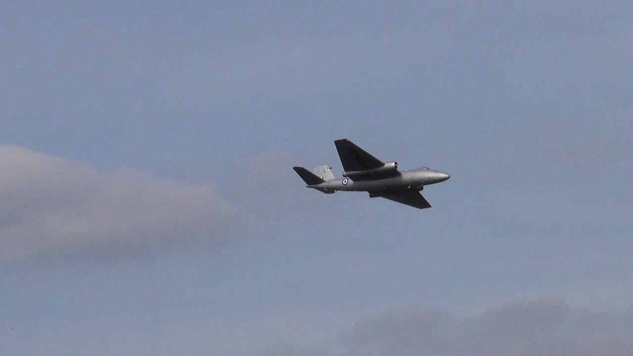 Great Sounding Canberra PR9 Fast Flypast