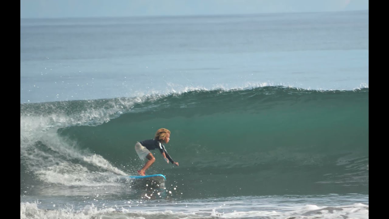 Quentin surf Tahiti Orofara