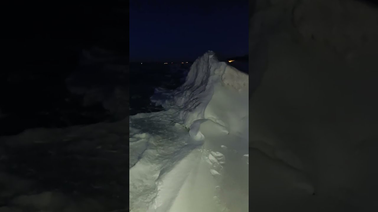 Замёрзшие морские волны  На небе видны звёзды Млечного пути, Созвездие Ориона и др. Планеты.