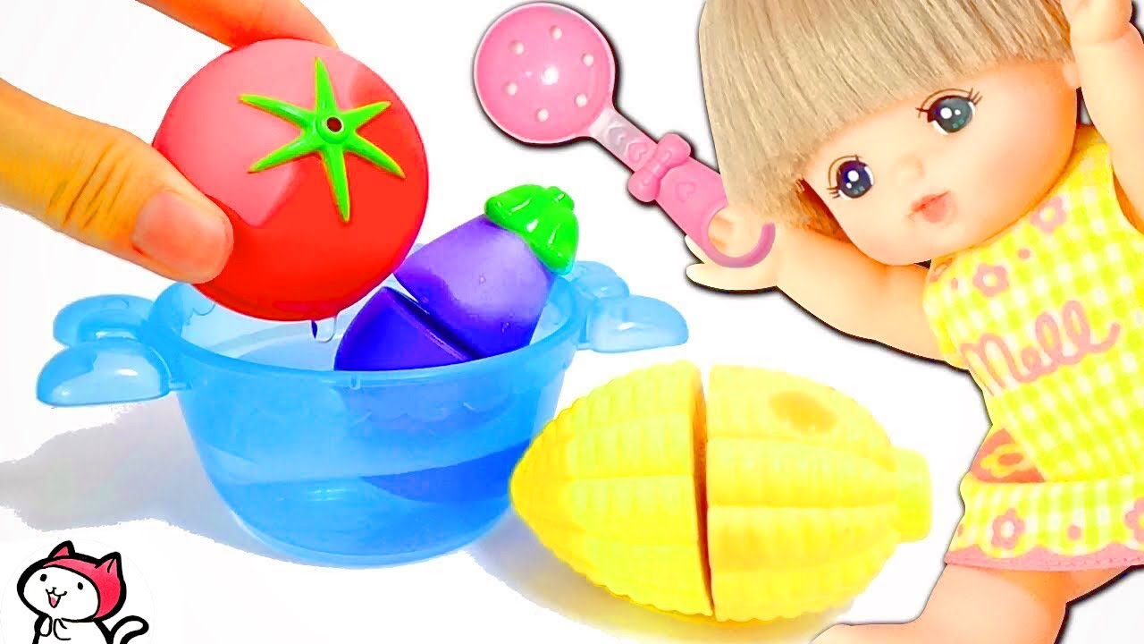 メルちゃんとリカちゃんの料理対決★ 水につけたら色が変わる野菜でクッキング♪