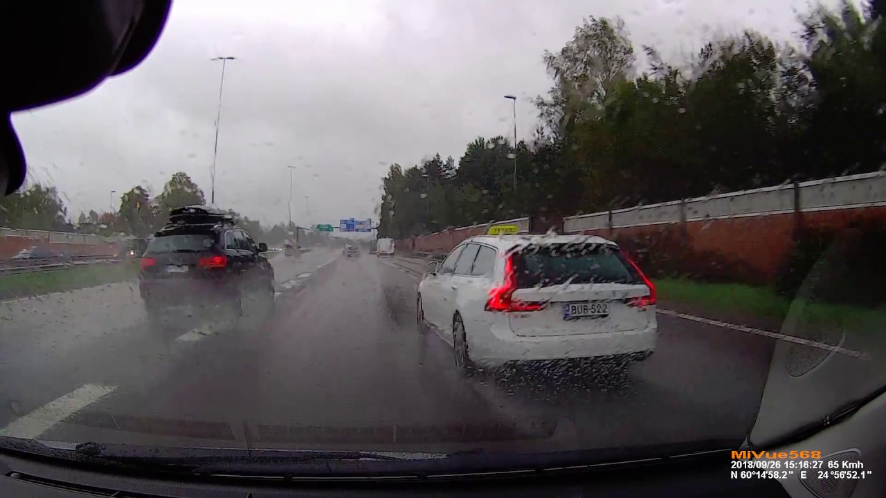 Vaarallinen Ohitus. Onneksi toinen autoilijoista oli taksi kuljettaja, muutoin olisi k&auml;ynyt huonosti