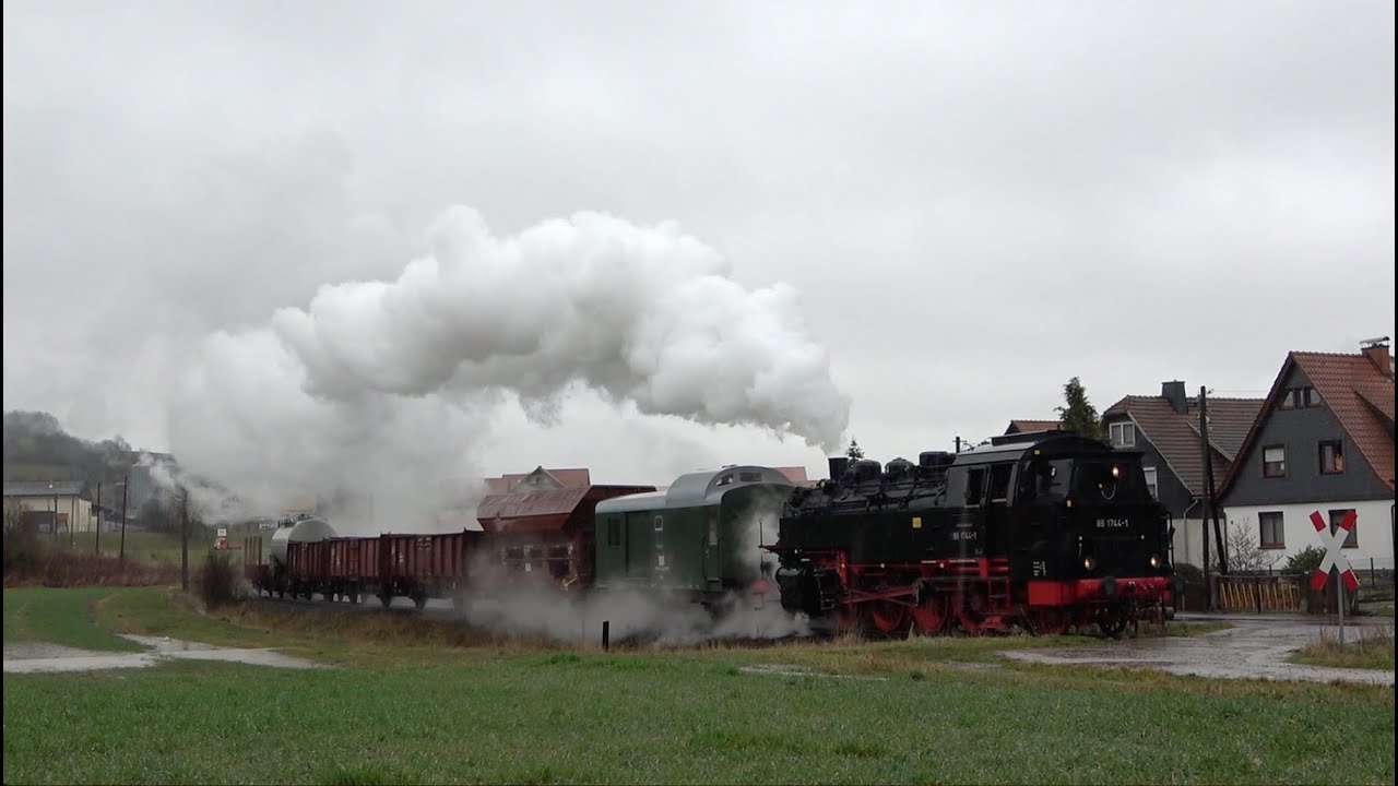 86 1744-1 - Unterwegs mit Fotozug zwischen Meiningen und Schleusingen.