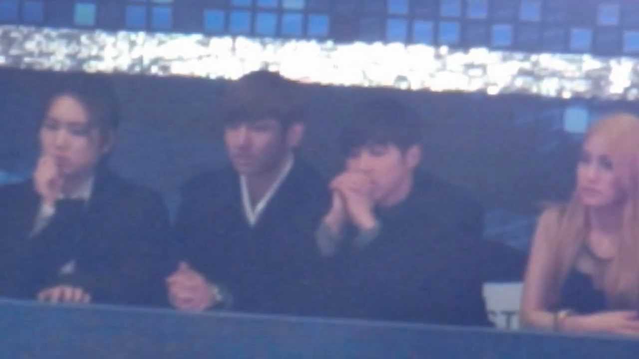 121229 TVXQ chatting with SJ and watching Park Ji Min& Beak Ah Yeon's stages @ SBS Gayo
