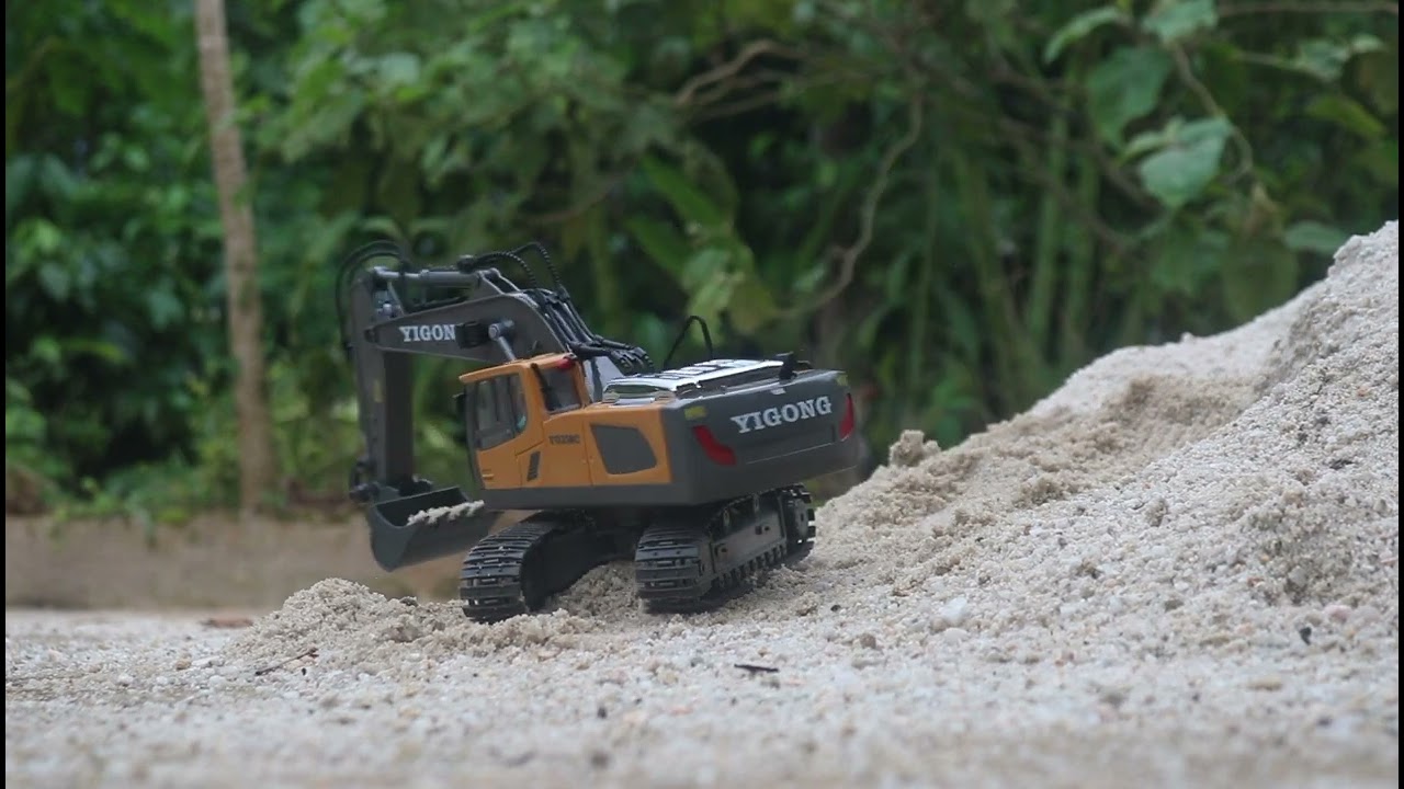 Mainan excavator mengeruk pasir 
