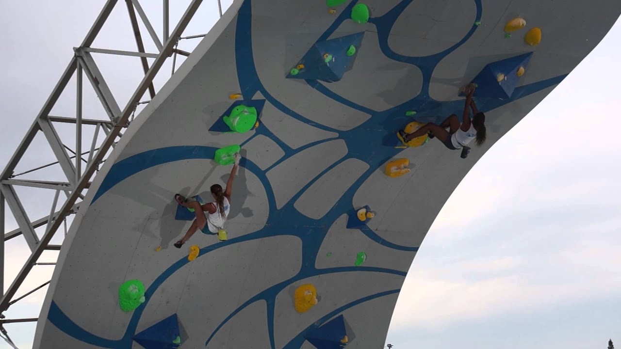 Charlotte Durif and Meagan Martin climb at Psicocomp 2015 (seeding round)