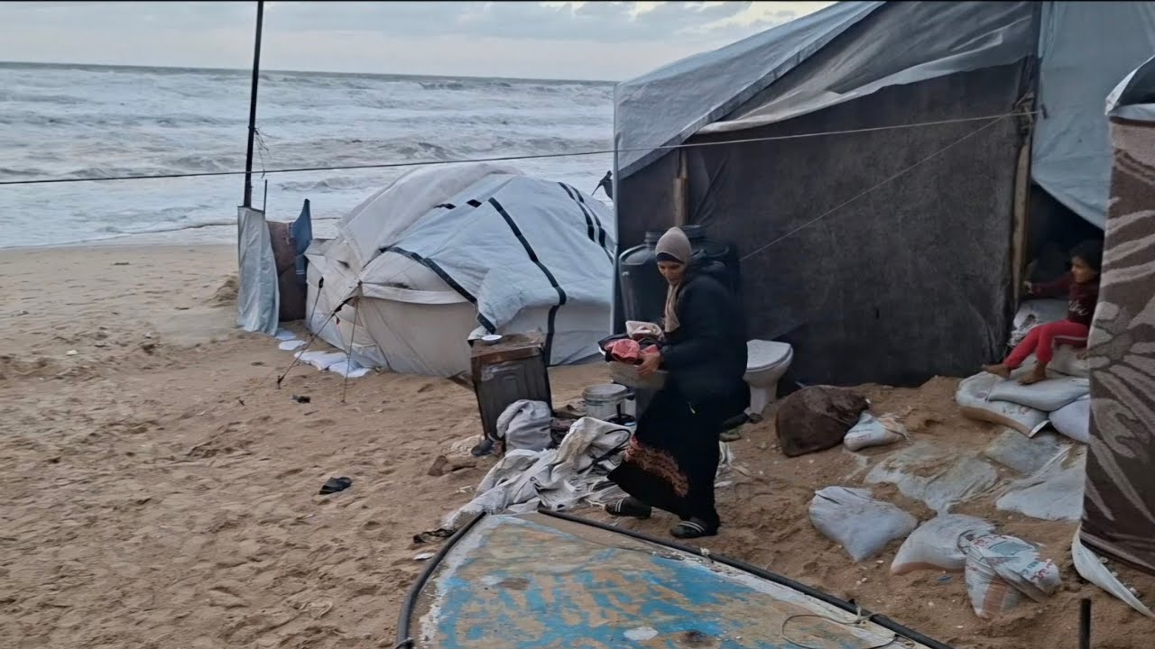 ليس فيلم وثائقيّ واقع قاسي نعيشه في الشتاء داخل خيمة⛺ نايلون على شاطئ🌊 بحر غزة 🇵🇸 واقع حقيقيه 