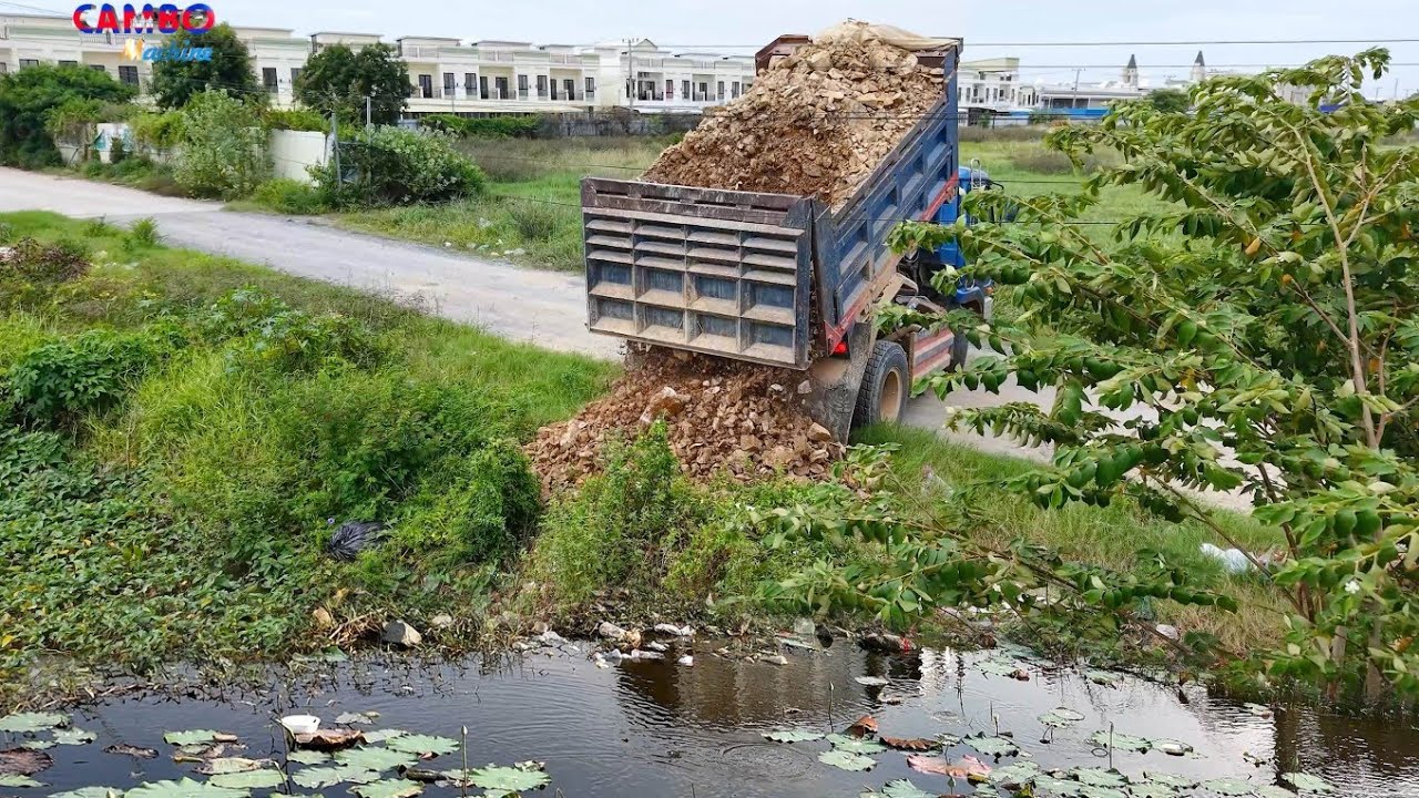 NICELY LANDFILL TASK! START Project BY TEAM Expert Driver DOZER KOMATSU D21P Pushing Soil &5T Trucks