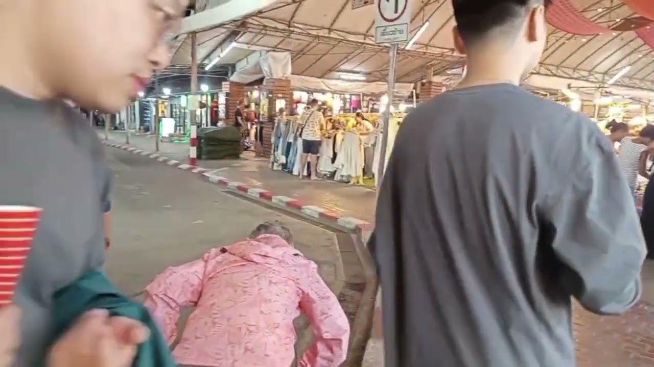 八十三岁岁老太吃韩國烤肉看泰國人妖