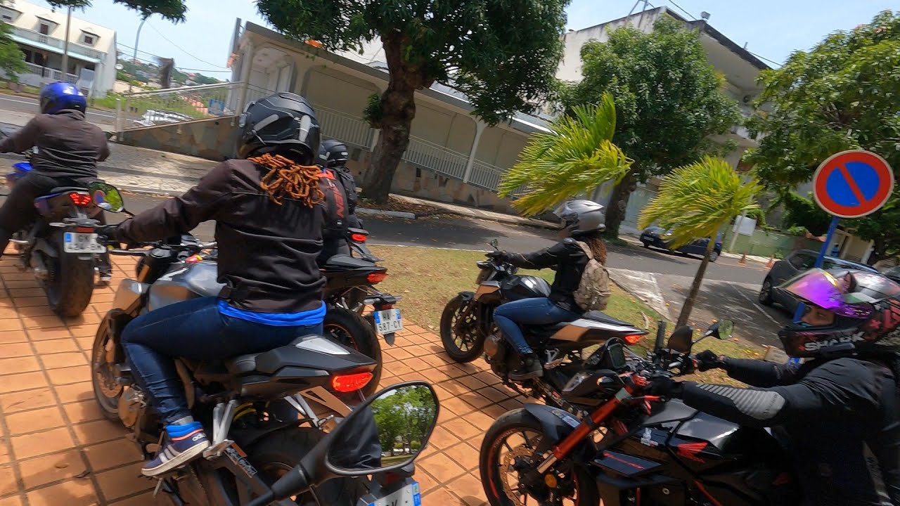 Je rencontre les motardes de la Team Maximin, on roule sur les sinueuses de la côte sous le vent.