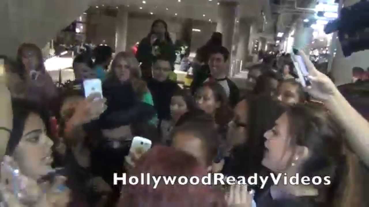 Harry Styles arrives in LA from London to a crazy fan frenzy at LAX airport 09.05.14