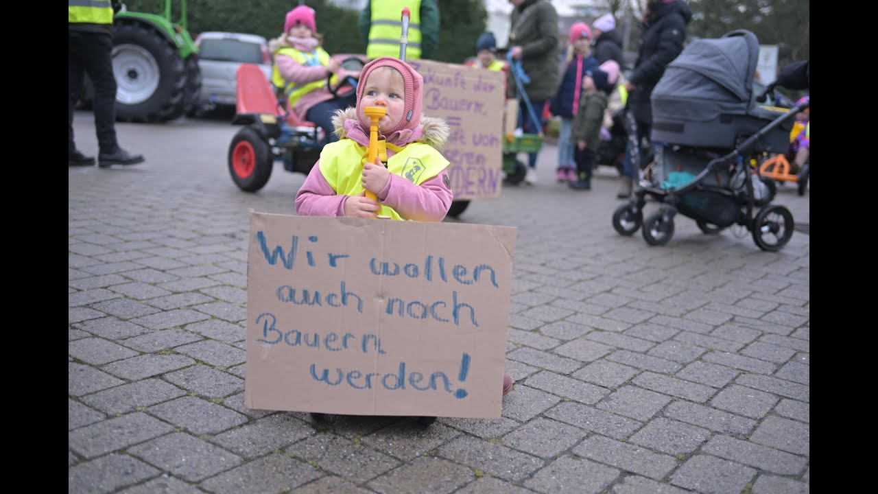 100 Kids auf Traktoren und Kettcars für die Landwirte