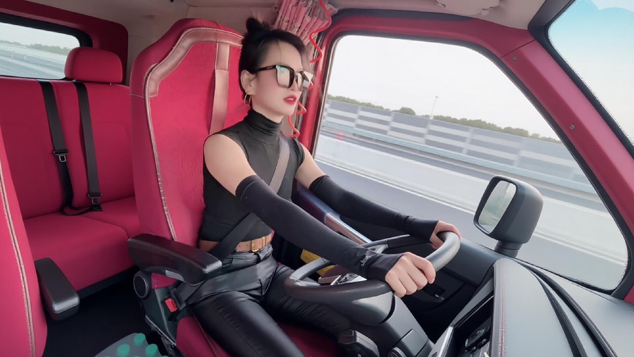 The remarkable life of a post 90s female truck driver! Life never fails those who work hard
