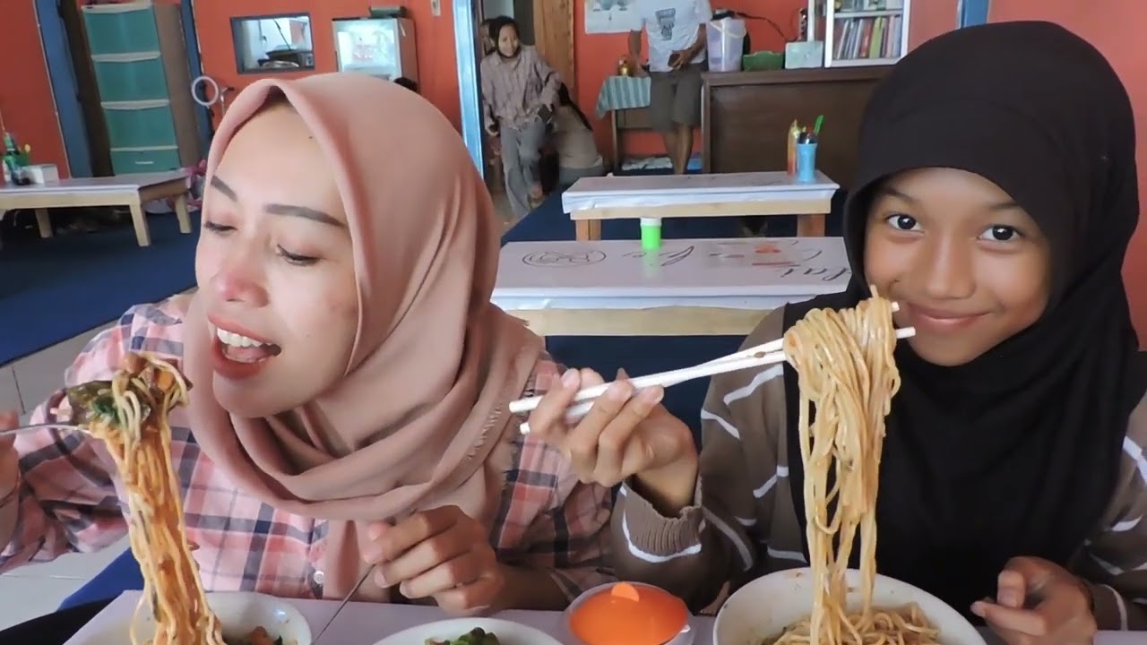 MASYA ALLAH , JUAL MIE AYAM UNTUNGNYA  BUAT RAW4T KUC1NG S4KIT  !!!