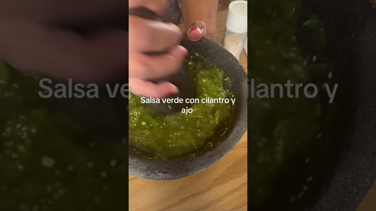 Salsa de molcajete con tomate verde, chile verde￼ cilantro y ajo y poca sal ￼