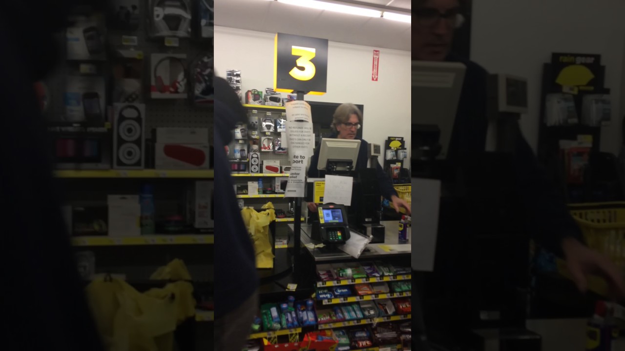 Dollar general employee steals money from Costomer