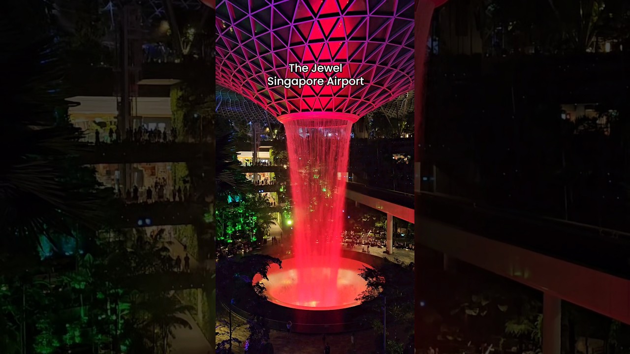 Jewel Changi Airport, Singapore 🇸🇬 💞🥰✈️#jewelchangiairport #jewel #singapore #asia #lightshow #happy