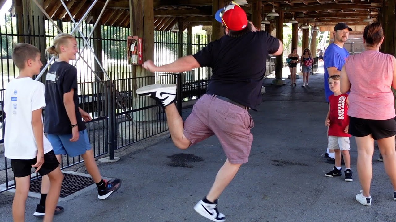 EMBARRASSiNG MY FAMiLY iN PUBLiC !