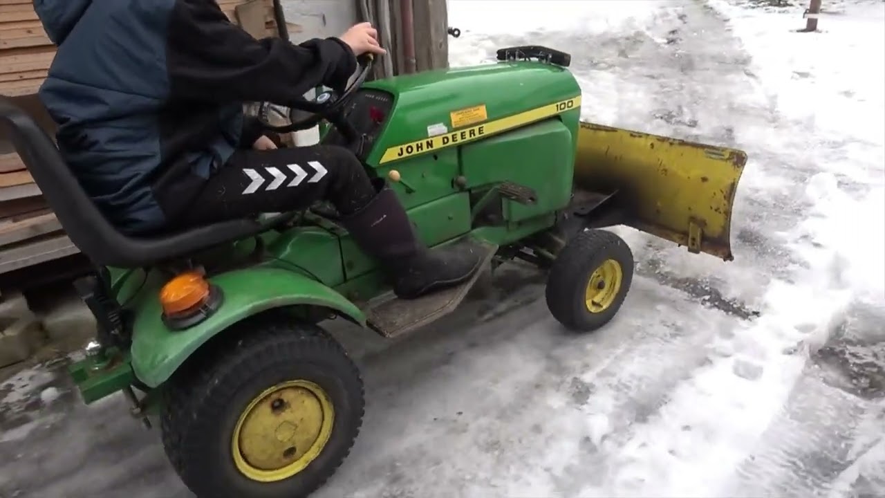 Unser John Deere Mini Traktor ( Oldtimer l&auml;uft immer noch )