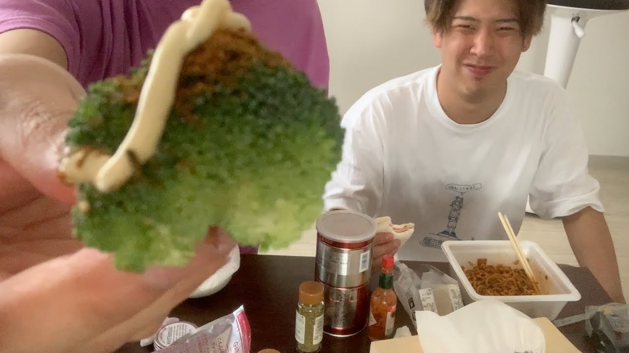 久々に昼飯を食う男たち